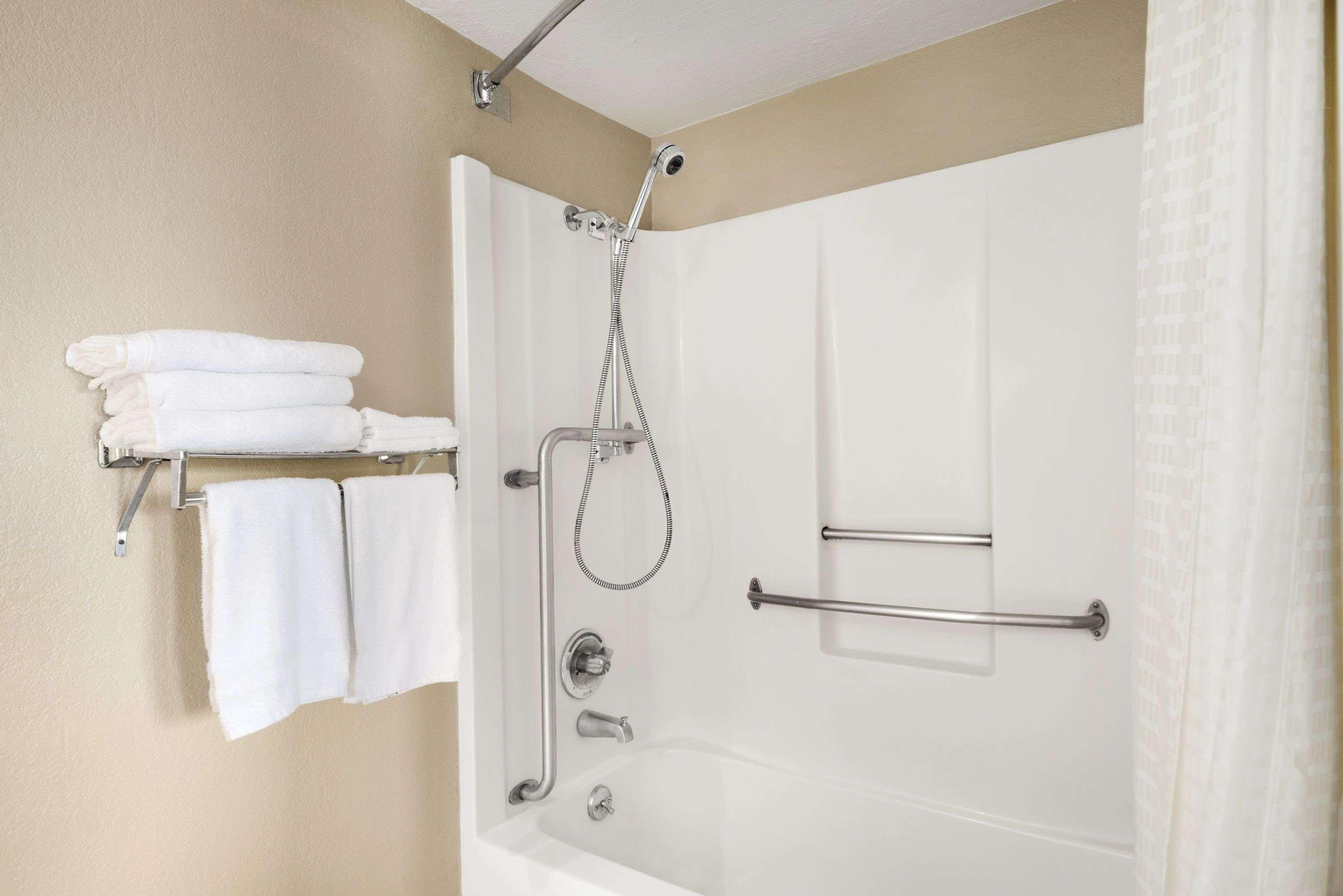 Super 8 By Wyndham Meridian Ngoại thất bức ảnh