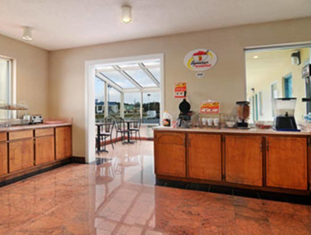 Super 8 By Wyndham Meridian Ngoại thất bức ảnh
