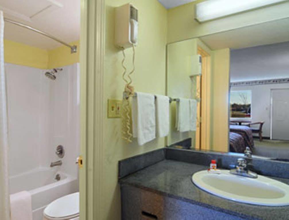 Super 8 By Wyndham Meridian Ngoại thất bức ảnh