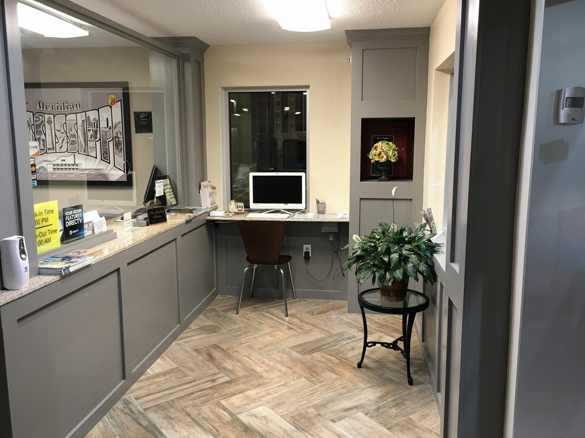 Super 8 By Wyndham Meridian Ngoại thất bức ảnh